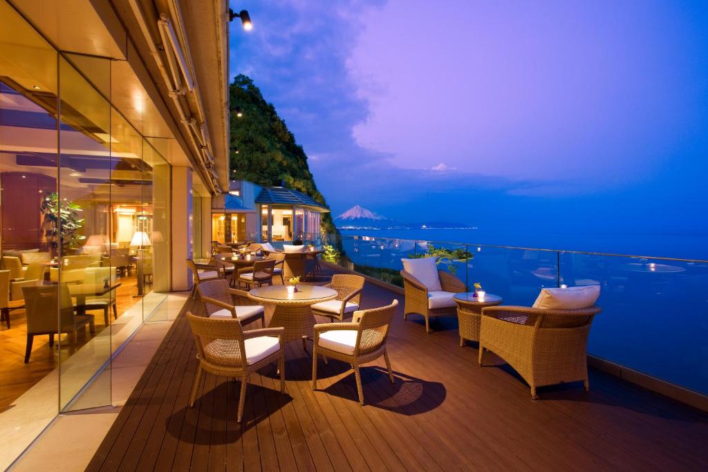 焼津グランドホテル的晚上则设有一间享有海景的餐厅