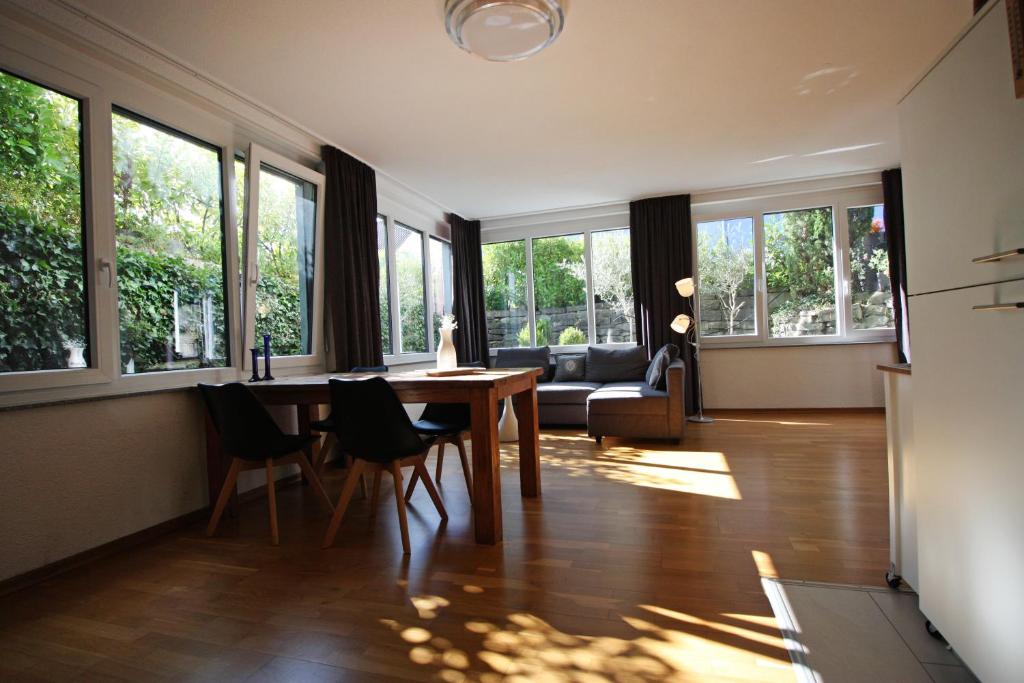 康斯坦茨Konstanzer Ferienwohnungen的客厅配有桌椅和窗户。