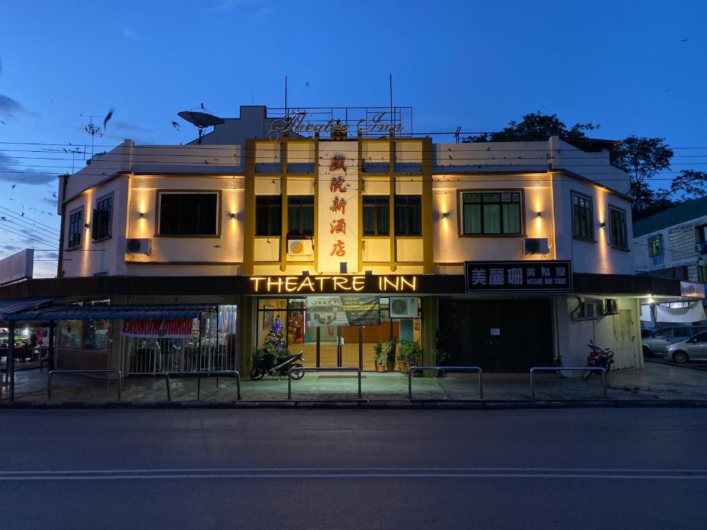 Sri AmanTheatreinn Sri Aman的街道边的一座建筑,设有剧院旅馆