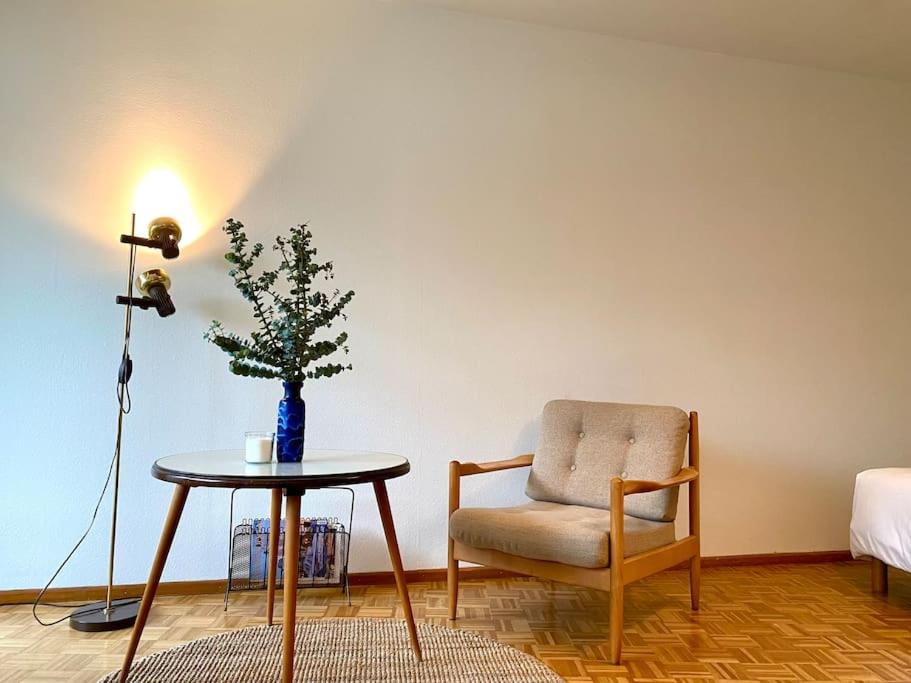 巴塞尔Modern 3-bedroom apartment in city centre的客厅配有椅子和桌子