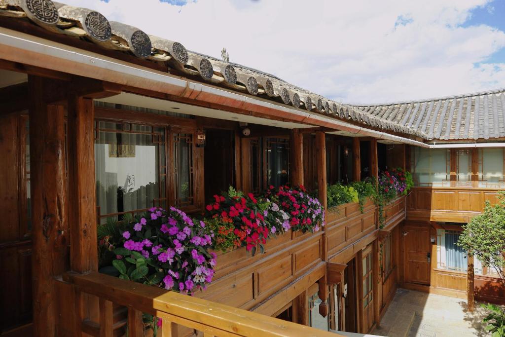 丽江夕露星期六智能度假花苑的鲜花盛开的房屋阳台