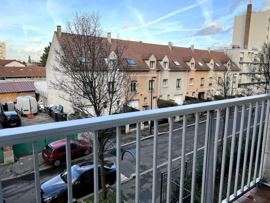 奥贝维利埃Luminous appartment in Paris with balcony的阳台享有停车场的景致。