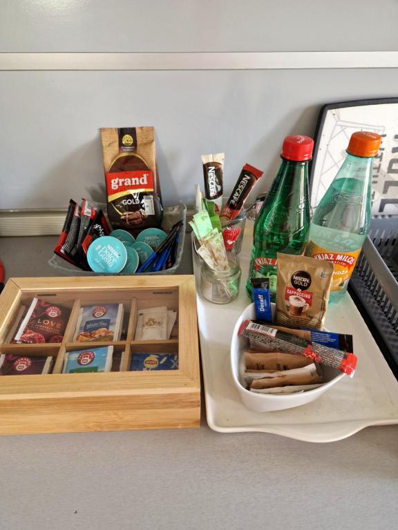 皮罗特Aleksandar的一张桌子,上面放着一盘食物和酒