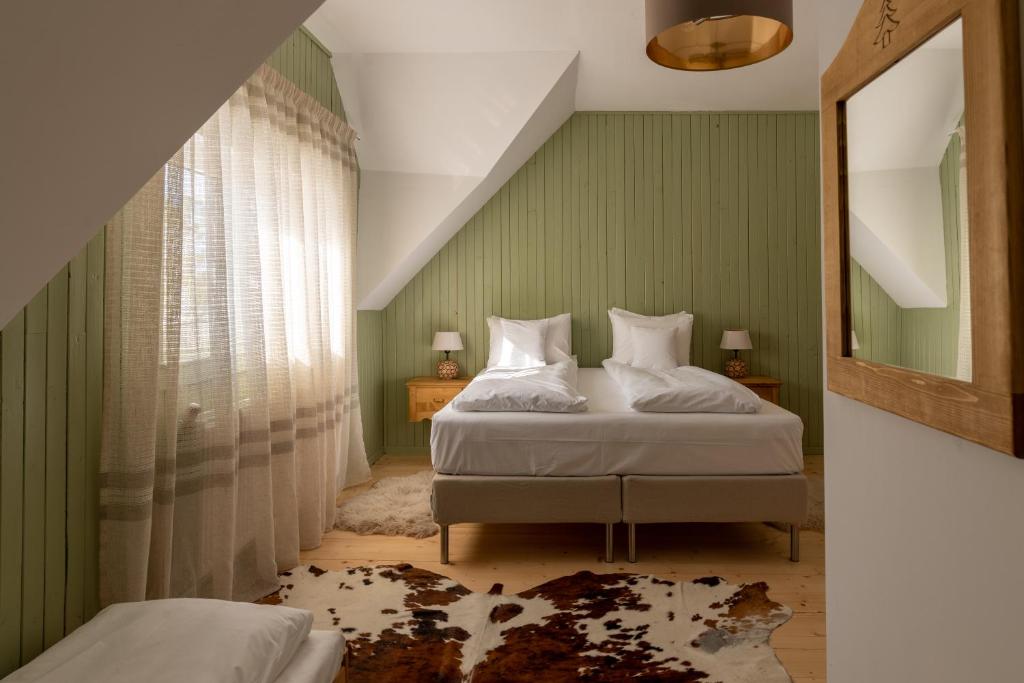 贝利什Vila Cetina的一间卧室配有一张床和镜子
