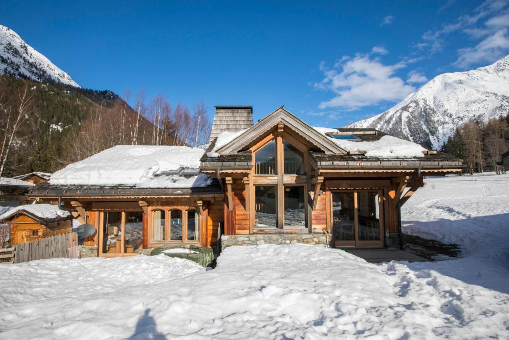 夏蒙尼-勃朗峰Chalets d'en haut - Bonheur - Happy Rentals的山间雪地小木屋