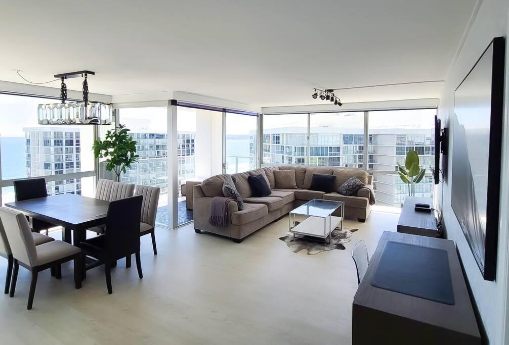 圣地亚哥Luxury Beach-Front High-Rise Apartment的客厅配有沙发和桌子