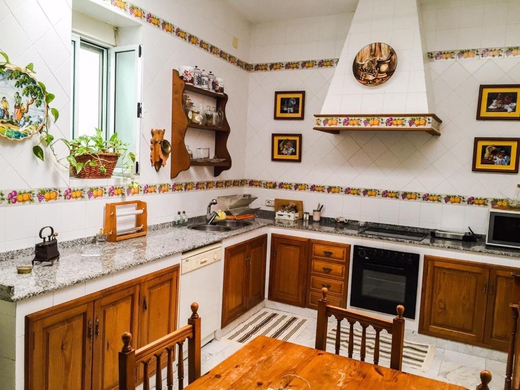 查兹拉德拉谢拉La Casa de Manolo的厨房配有木制橱柜和木桌。