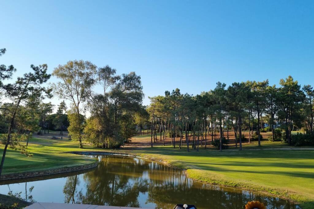 伊斯兰蒂拉Laguna Golf, Hoyo 17, Islantilla的享有高尔夫球场和河流的景色
