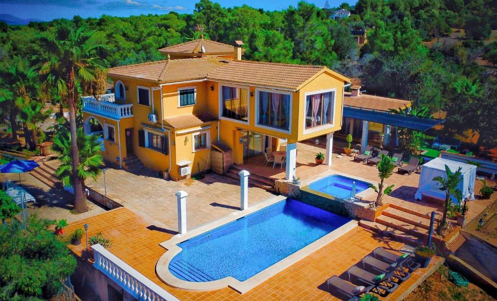 PuntiróChalet Bellavista的享有带游泳池的房屋的空中景致