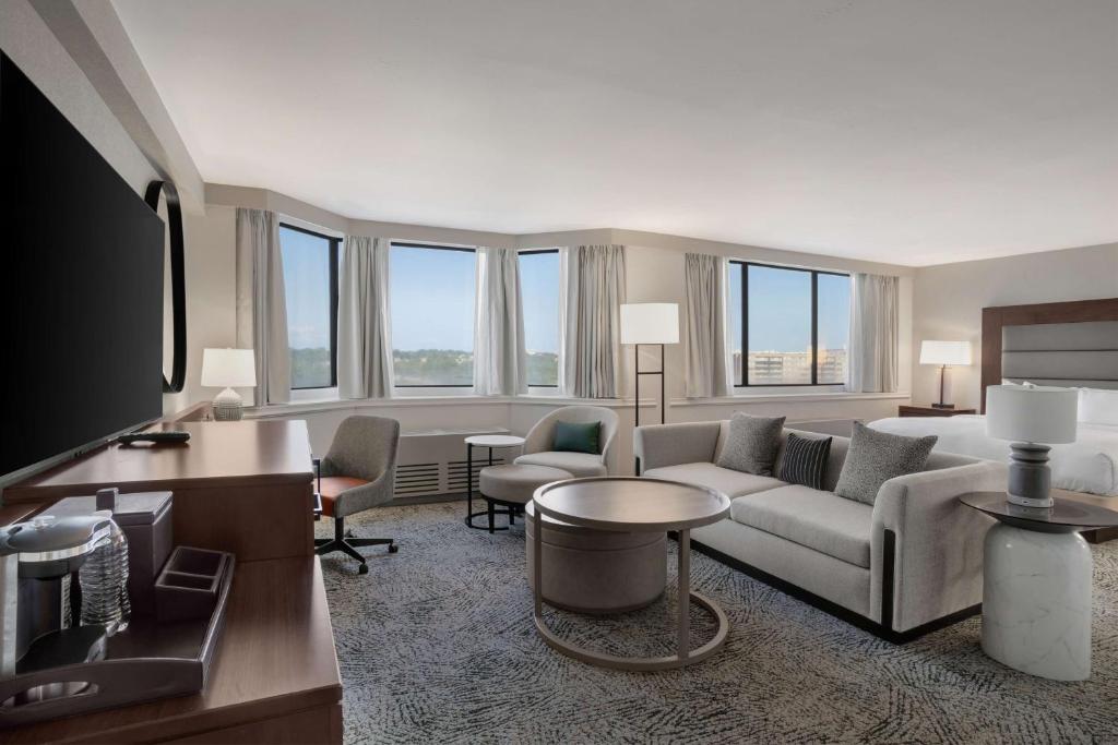 阿林顿Hilton Arlington National Landing的客厅配有沙发和桌子