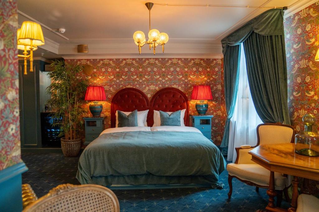 卑尔根Charmante - Skostredet Hôtel的卧室配有一张床和一张桌子及椅子
