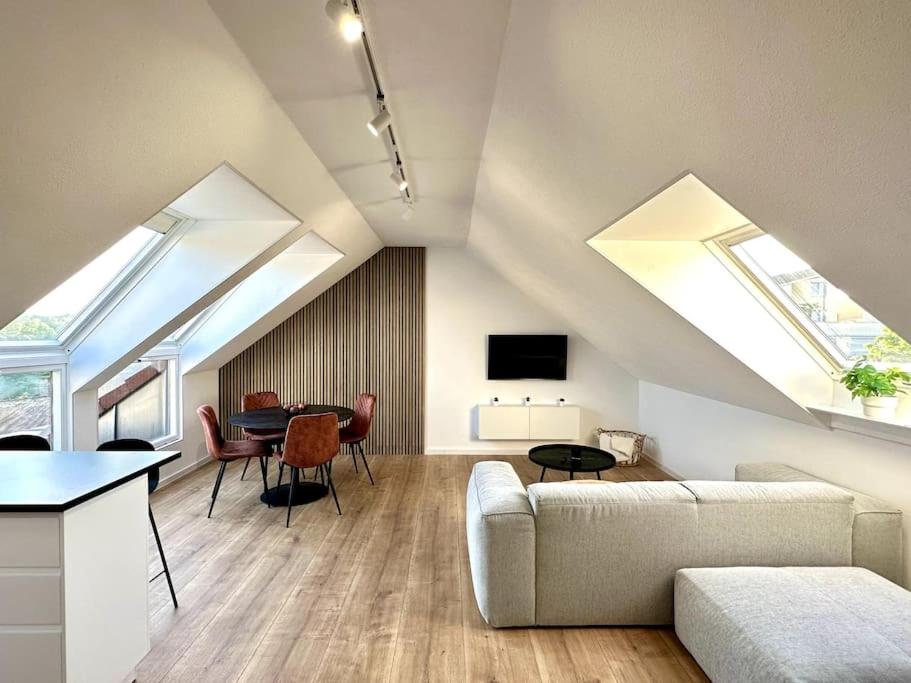卡尔斯鲁厄Stylisches Apartment in zentraler Lage - mit Klima的客厅配有沙发和桌子