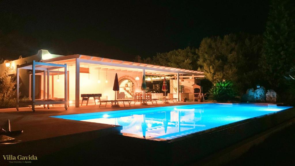 卡洛维诺Villa Gavida的夜间在房子前面的游泳池