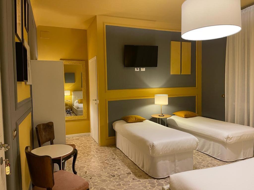 博洛尼亚Central Suite Bed&Breakfast的一间酒店客房,设有两张床和电视