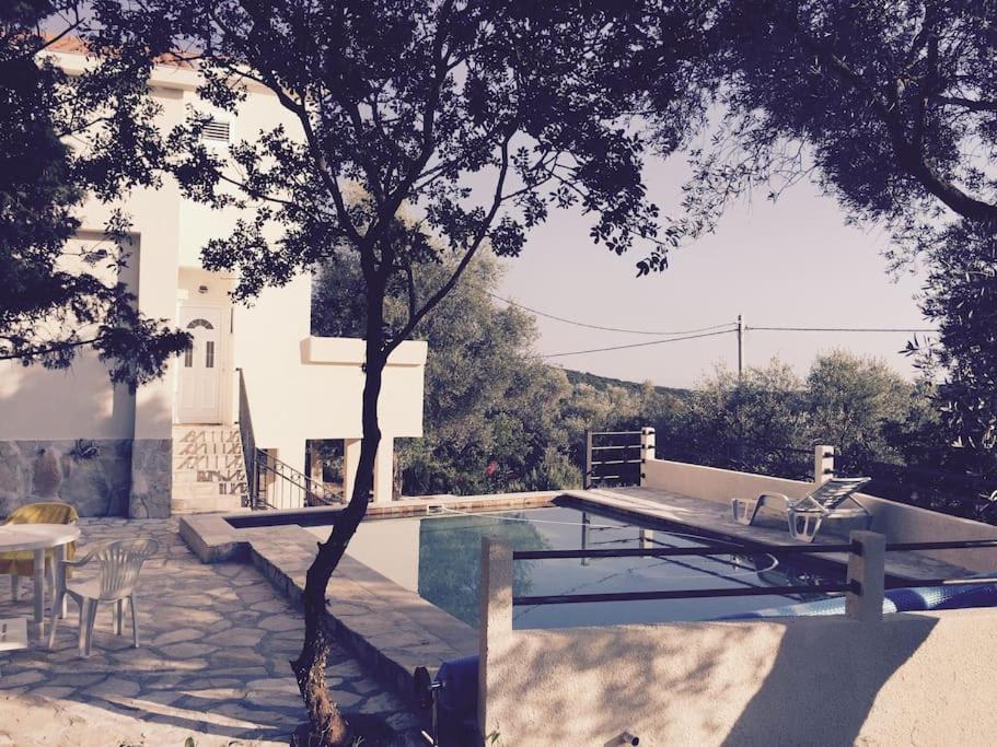 卢什蒂卡Villa Olive Tree with Private Pool的一个带长凳、桌子和树的游泳池