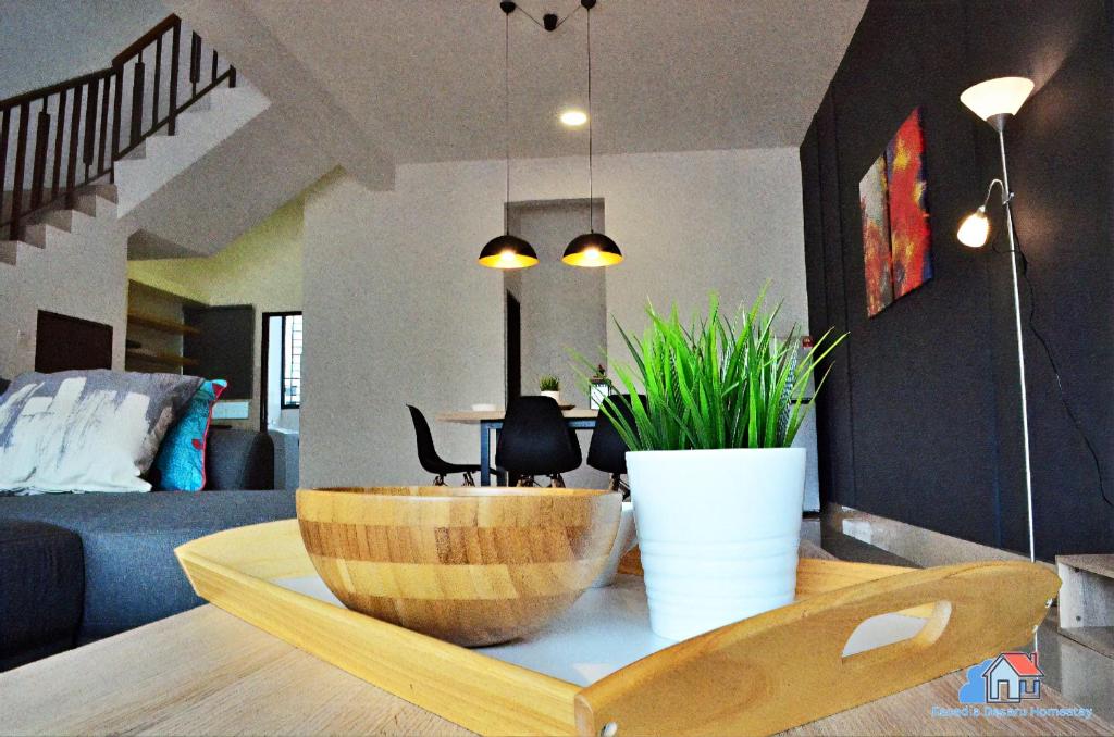 迪沙鲁Desaru Luxury Homestay - near WaterPark, RAPID, Beach的客厅配有带木碗的桌子