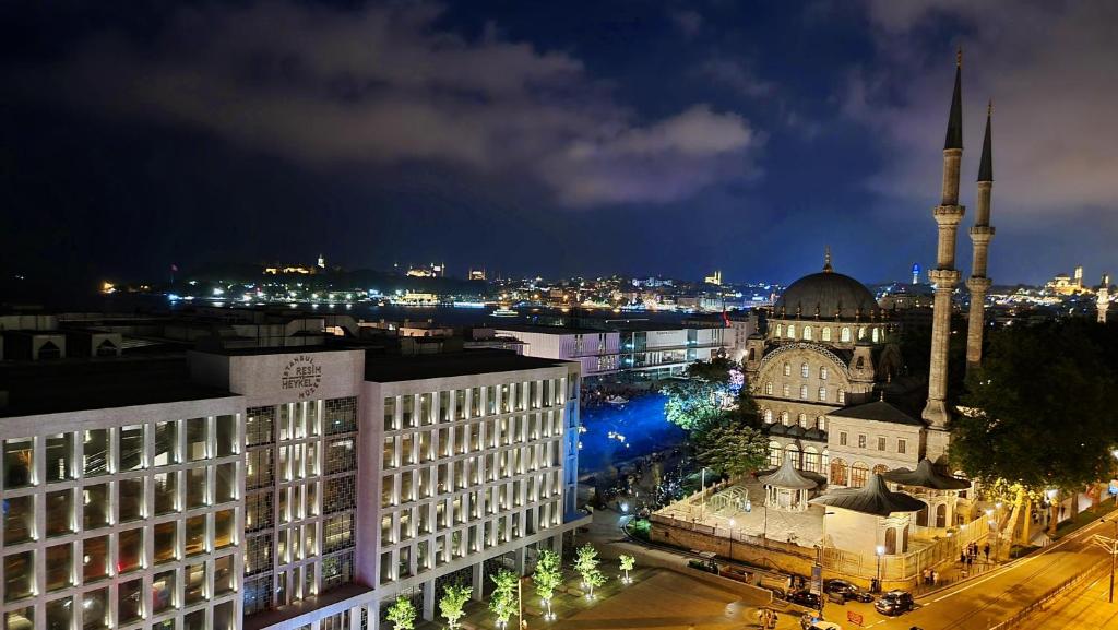 伊斯坦布尔博斯普鲁斯港酒店的清真寺的城市景观