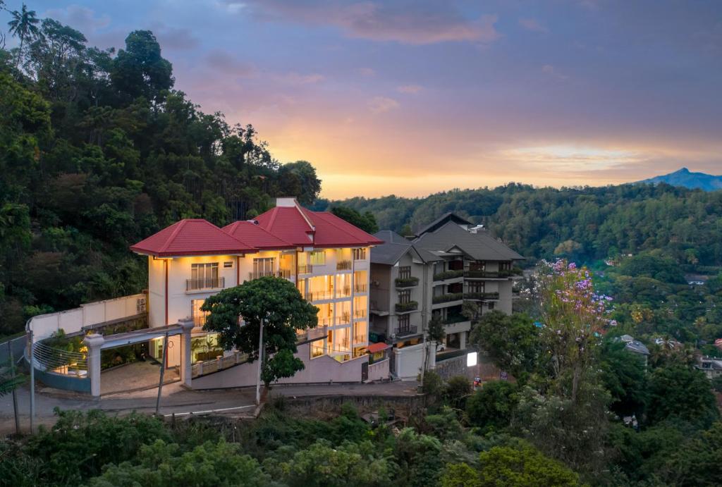 康提Hotel Cassendra的山丘上的建筑,背景是日落