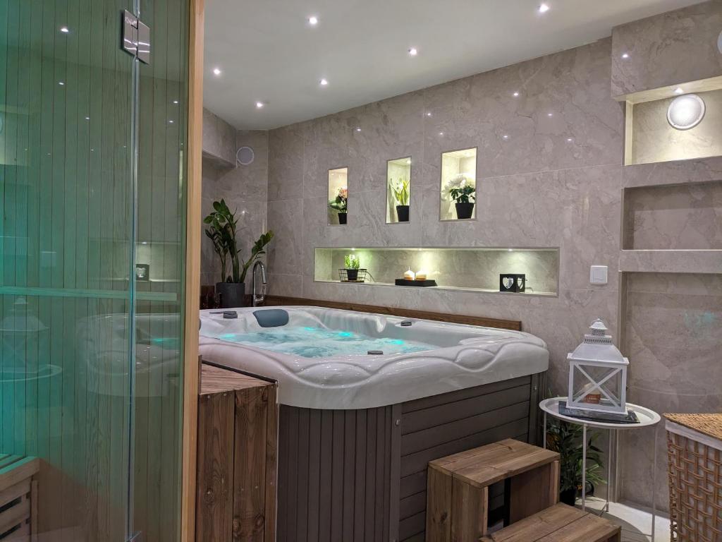 圣艾蒂安Best Western Hotel & Spa Austria-La Terrasse的一间带大浴缸和淋浴的浴室