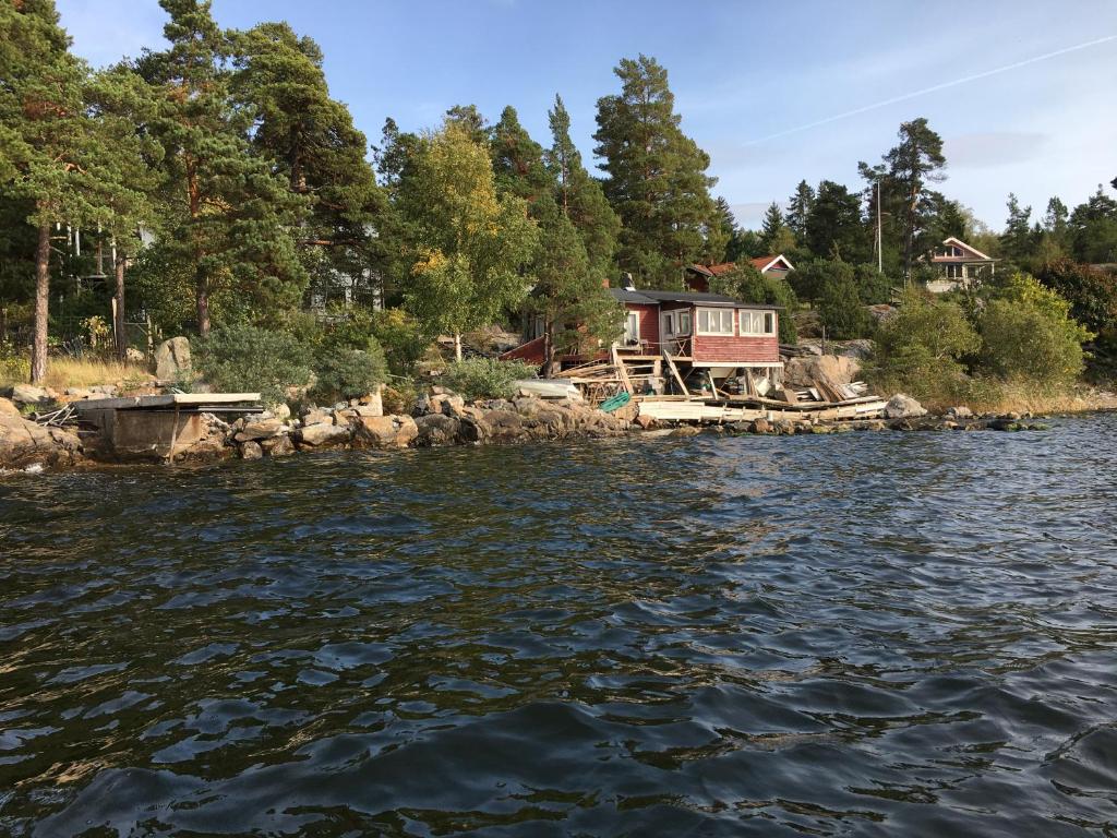 韦姆德Sjöstuga, Archipelago Beach House的水体岸边的房子