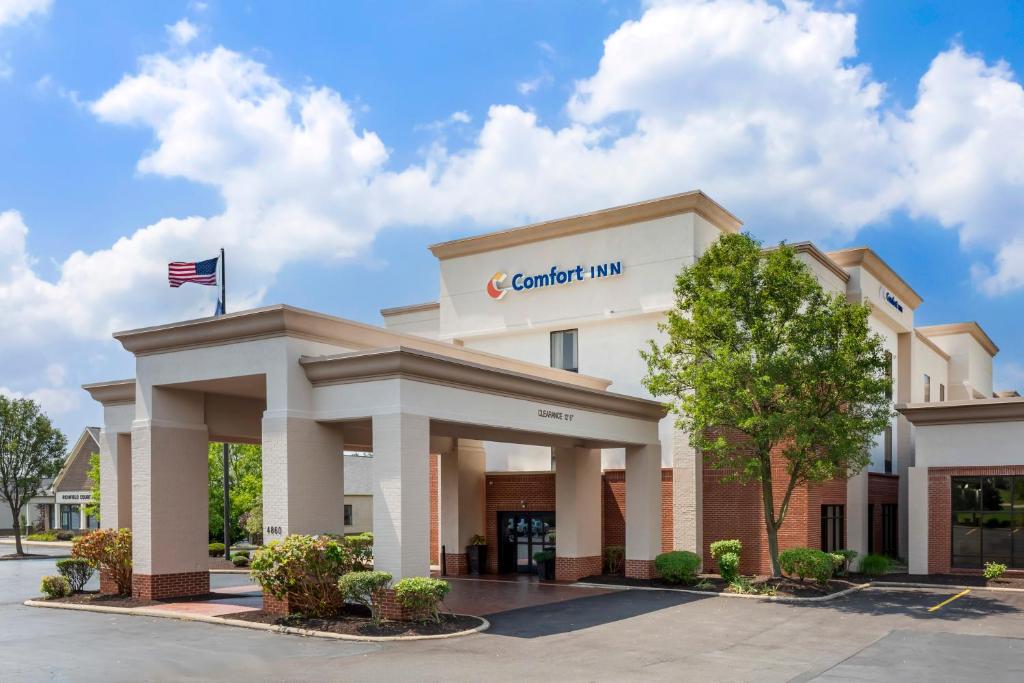 RichfieldComfort Inn, Cleveland South - Richfield的建筑物前部的 ⁇ 染