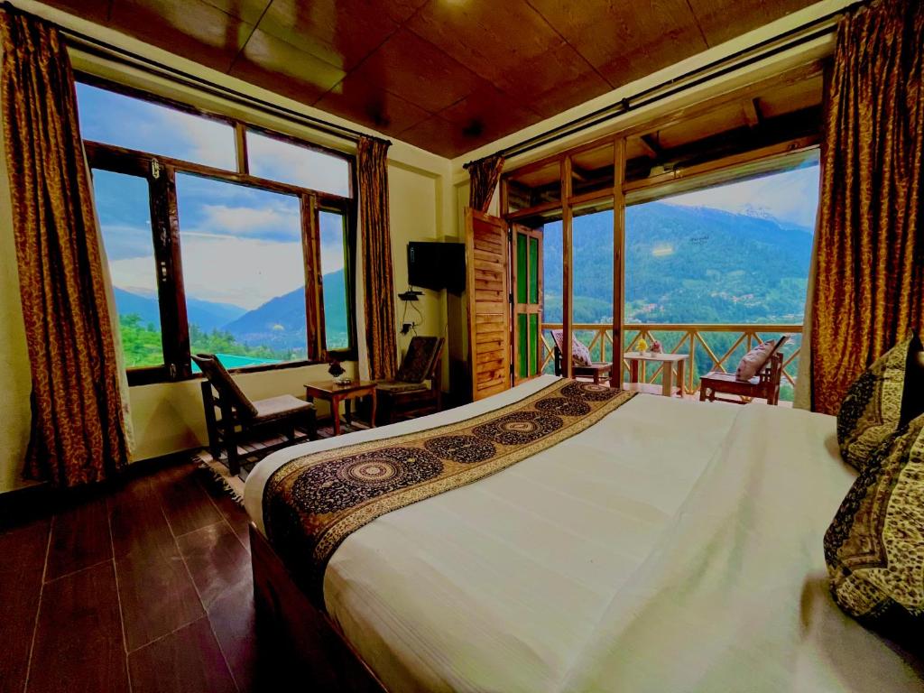 马拉里Bentenwood Resort - A Beutiful Scenic Mountain & River View的一间卧室设有一张床和大窗户