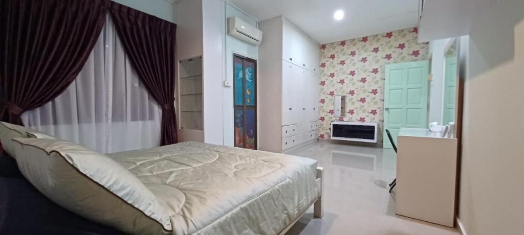 马西JMKT Homestay @ Bandar Seri Alam的一间卧室配有一张床和一台电视