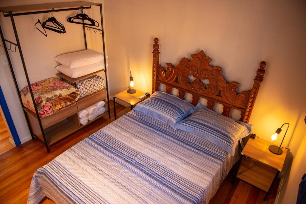 Volta GrandePousada Nonno Fiorindo的一间卧室配有一张大床和镜子