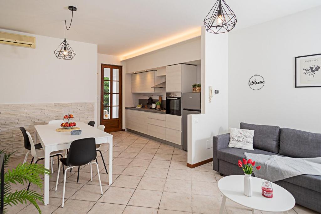 巴多利诺TOWNHOUSE 71 - Regarda Travel的客厅以及带沙发和桌子的厨房。