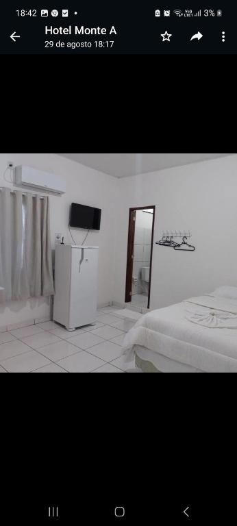 博阿维斯塔Hotel Monte Arau的一张卧室的照片,卧室内配有一张床和一台电视
