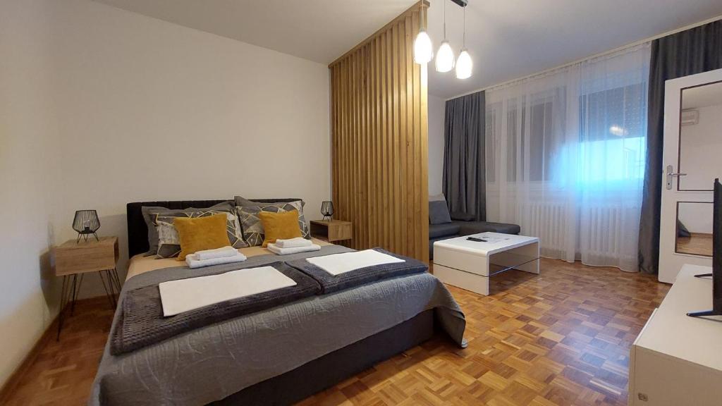 VoždivacBMM LUX APARTMENT的一间卧室配有一张床和一把椅子