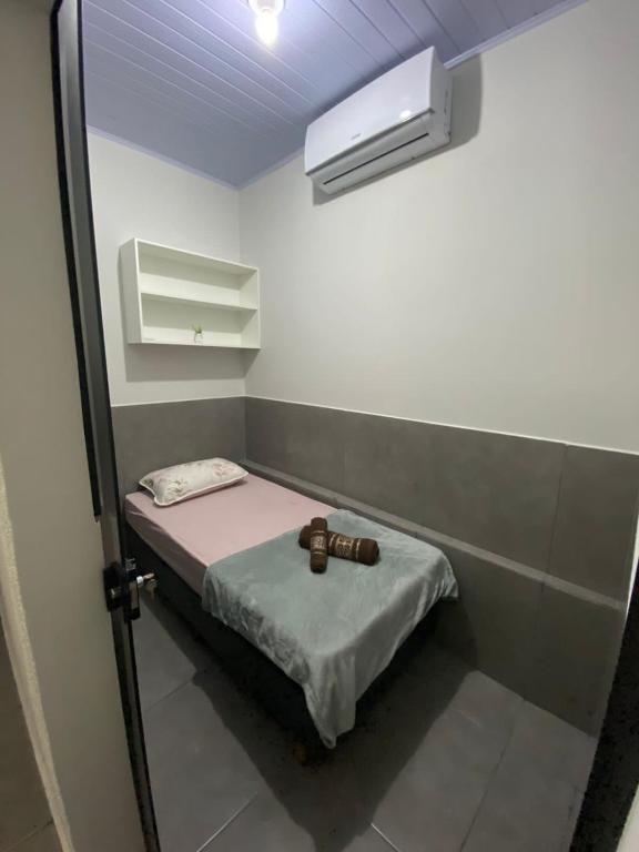 阿拉沙Hostel Araxá的小房间设有一张小床和一个窗户