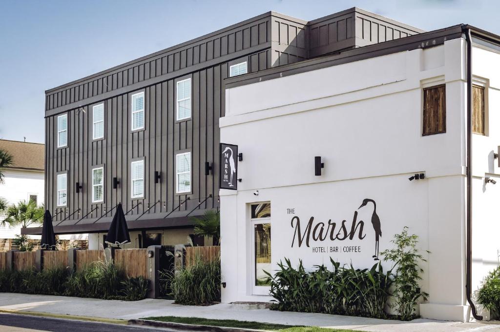 新奥尔良Marsh Hotel的白色的建筑,上面有市场标志
