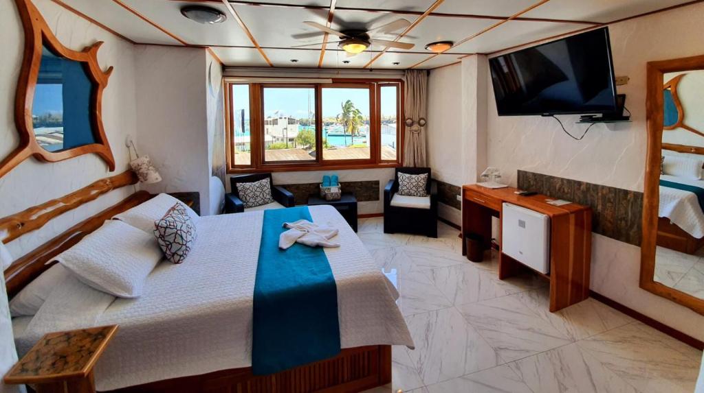 阿约拉港Casa Ocean Pier的一间卧室配有一张大床和电视