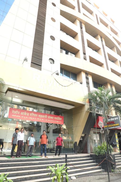 孟买Hotel Shiv Leela Grand的一群人站在建筑物外
