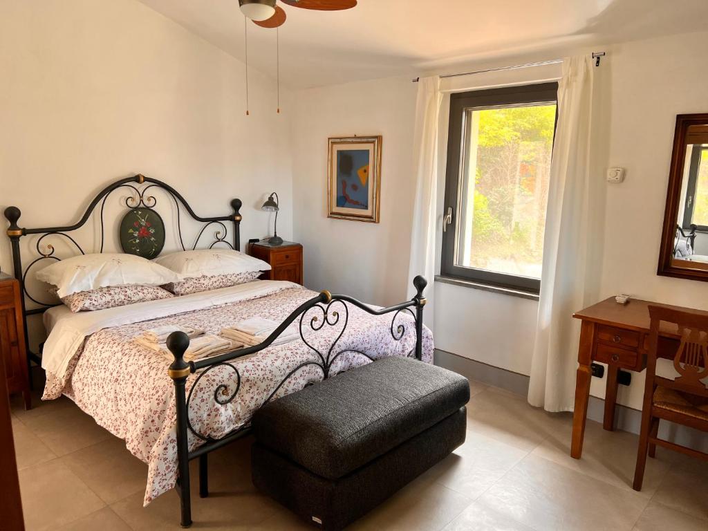 塞尔苏里格La Fontanella Country House的卧室配有床、椅子和窗户。