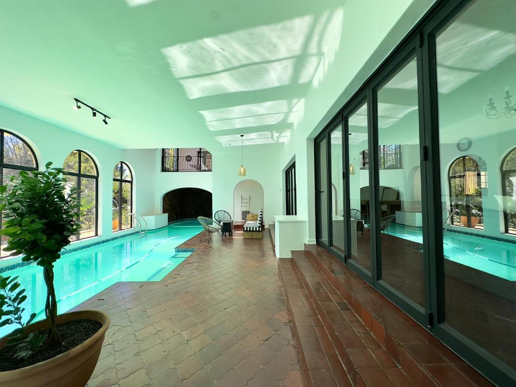 约翰内斯堡Riverside House with Indoor Pool的一座大游泳池