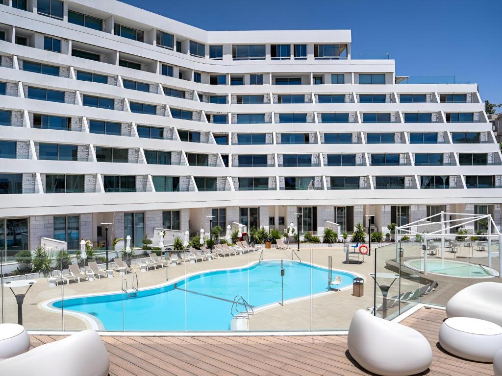 Nathan&#39;s Suites On The Beach内部或周边的泳池