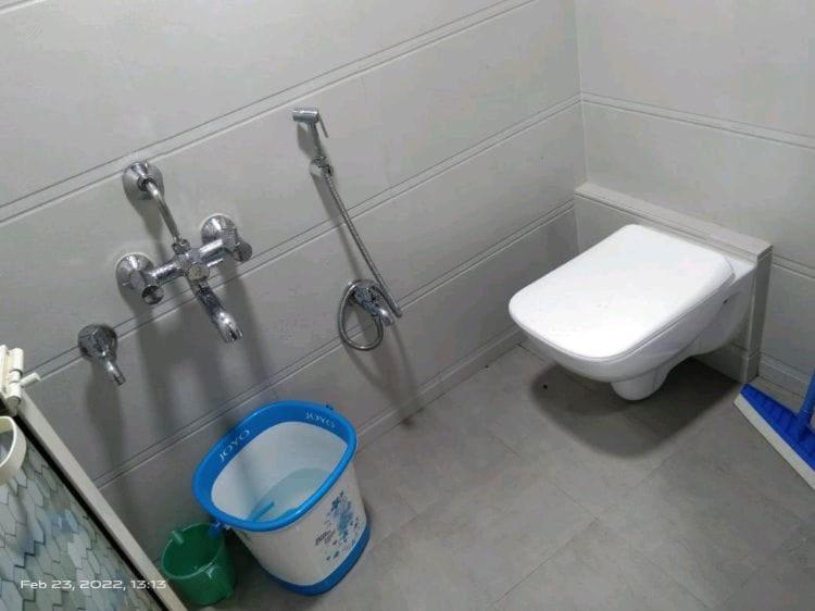 孟买Marol dormitory的一间带卫生间和垃圾桶的浴室