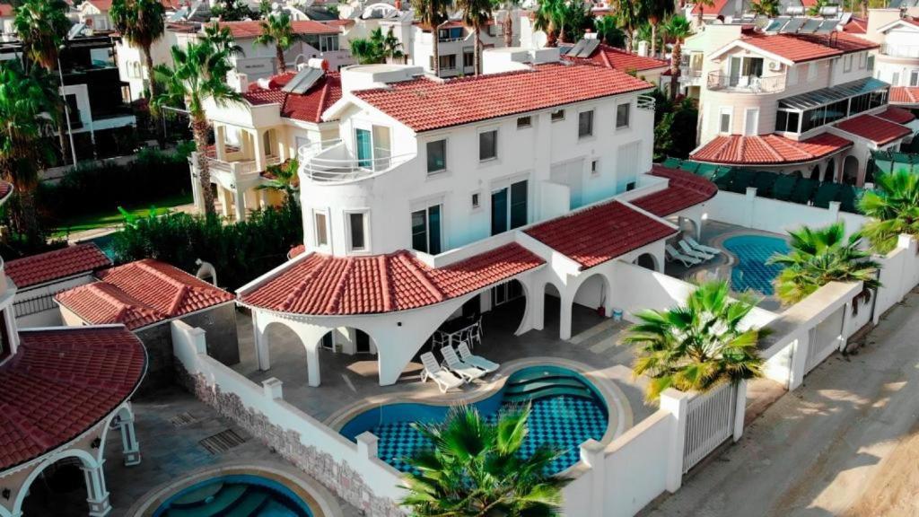 贝莱克Spectacular Villa with Private Pool in Antalya的享有带游泳池的建筑的空中景致