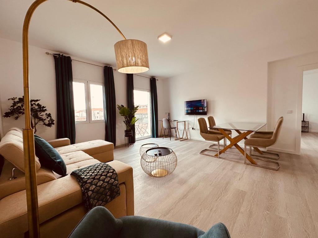 丰沙尔Living Funchal iNN的客厅配有沙发和桌子