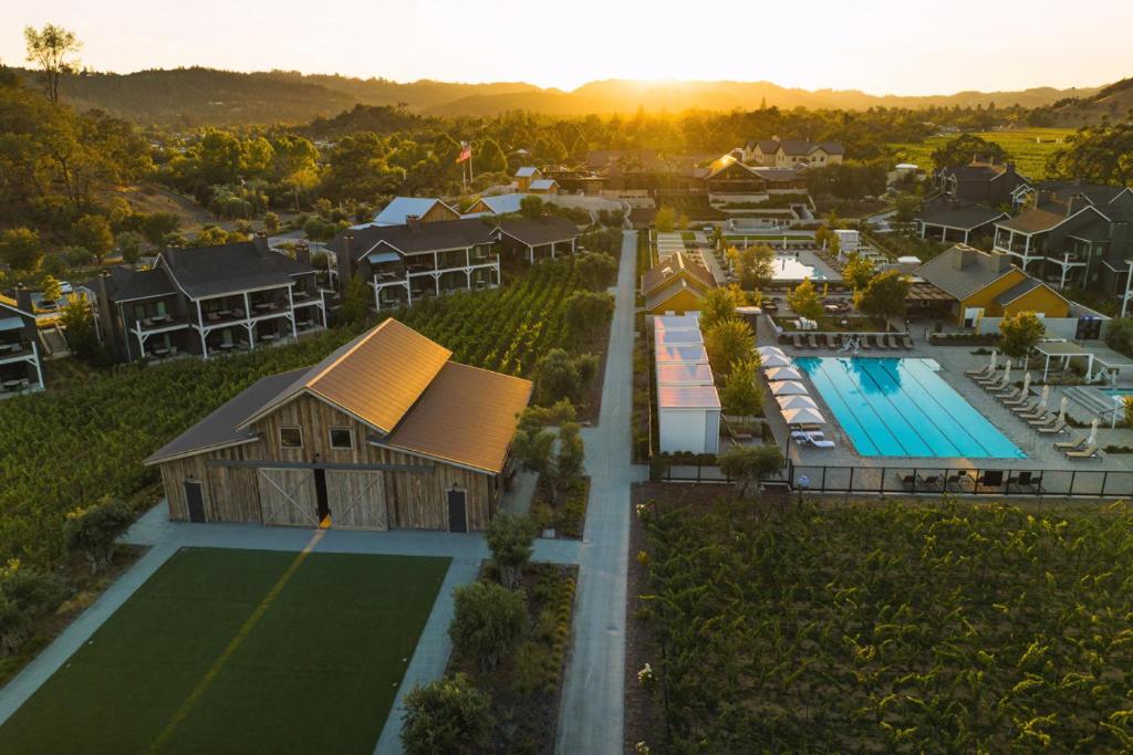 卡利斯托加Four Seasons Resort Napa Valley的享有带游泳池的度假村的空中景致