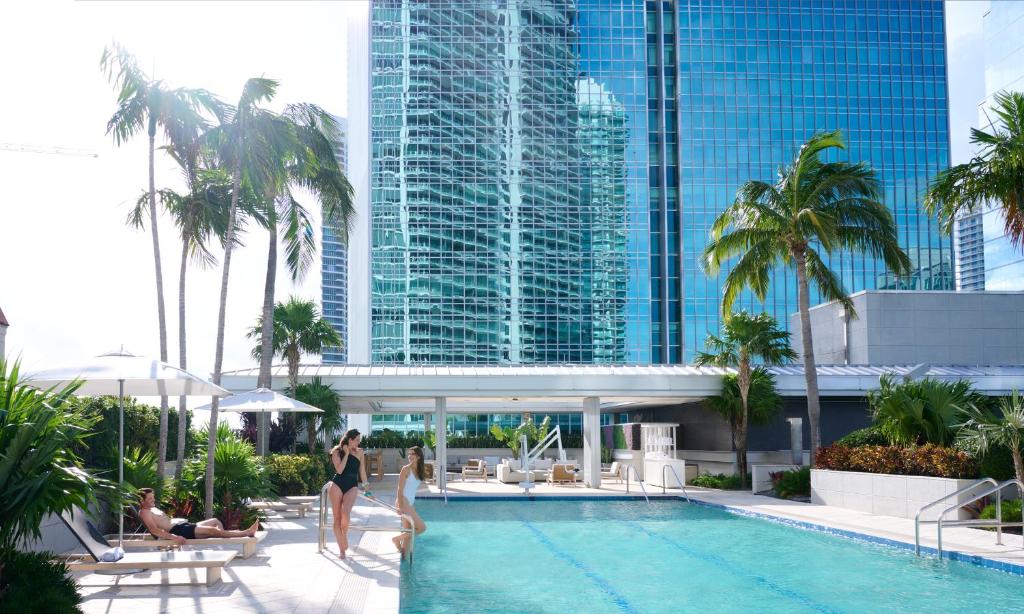迈阿密Hotel AKA Brickell的游泳池与游泳池内的人的 ⁇ 染