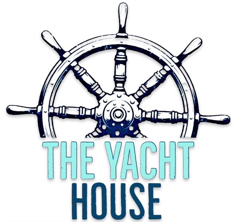 哈特比斯普特The Yacht House的带有转向轮的游艇屋的标志