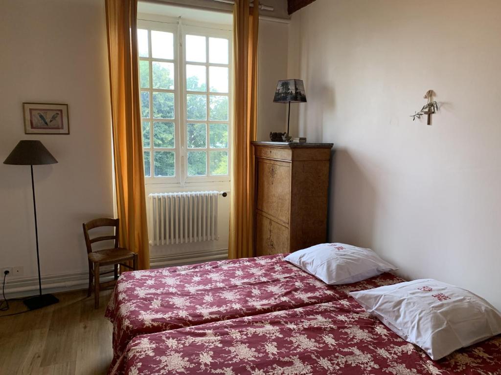热尔扎Le Clos Saint Guilhem的一间卧室设有一张床和一个窗口