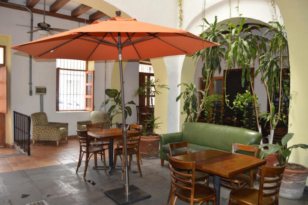韦拉克鲁斯梅森德玛尔酒店的一间带桌椅和遮阳伞的餐厅