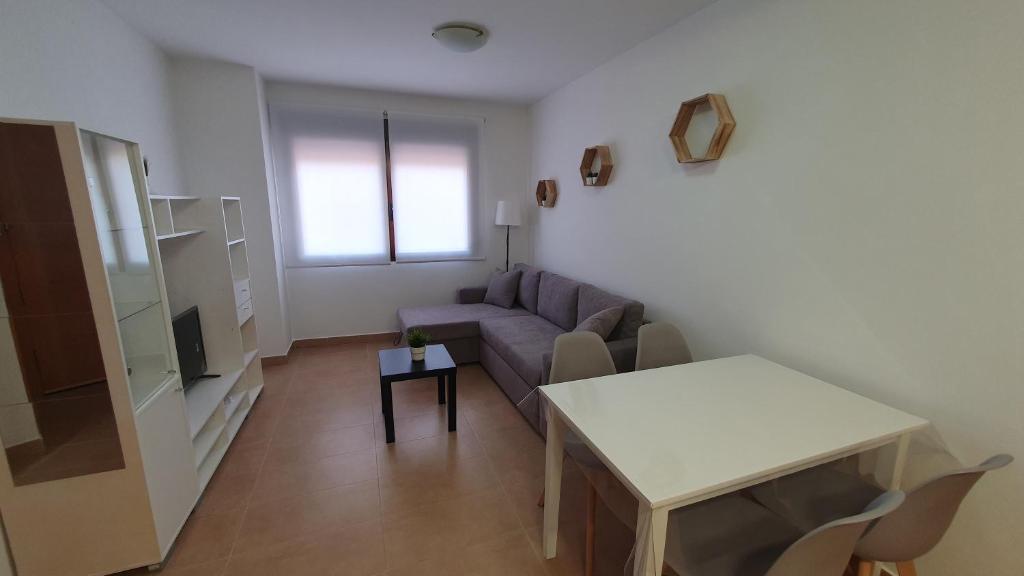 特鲁埃尔La Yecla Teruel的客厅配有沙发和桌子