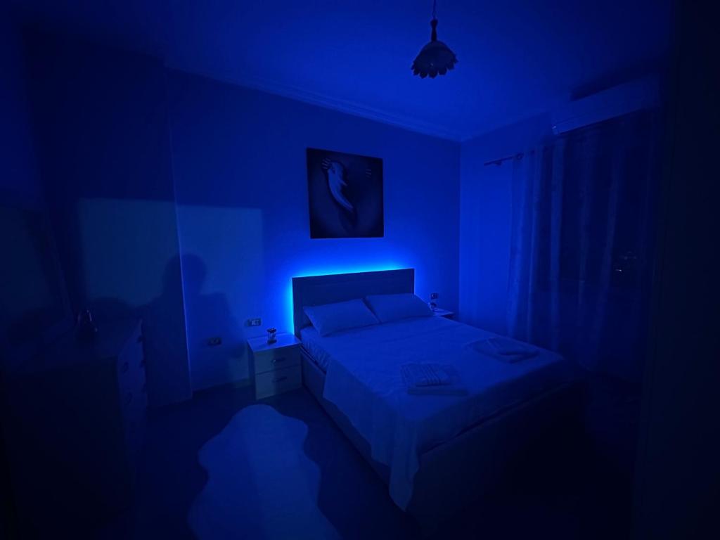 斯库台Moonlight Apartment的蓝色的房间,配有床和蓝色的灯光