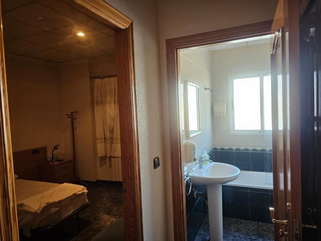 穆尔西亚Hotel restaurante Palacio Fes的浴室配有盥洗盆和浴缸。