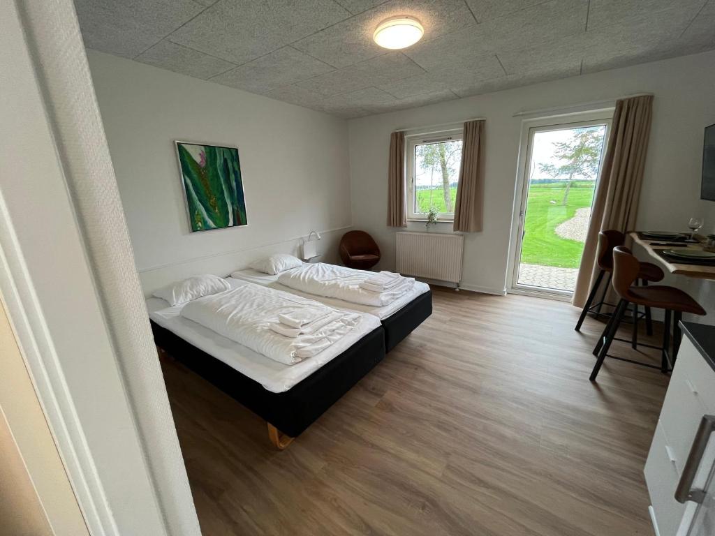 BredstenGo-Sleep Bredehus的一间卧室配有一张床和一张书桌